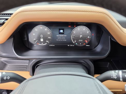 Used 2023 Land Rover Defender 110 image 16