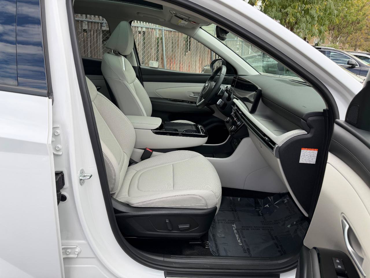 Used 2025 Hyundai Tucson Limited AWD/4WD image 23
