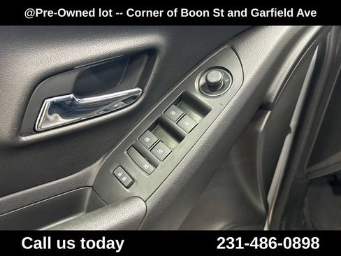 Used 2019 Chevrolet Trax LT w/ LT Convenience Package AWD/4WD image 16