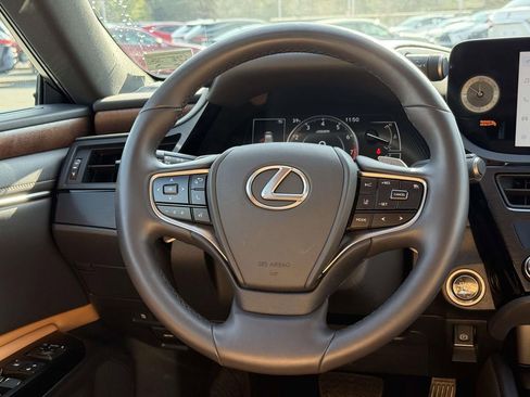 Used 2024 Lexus ES 250 w/ Premium Package image 9