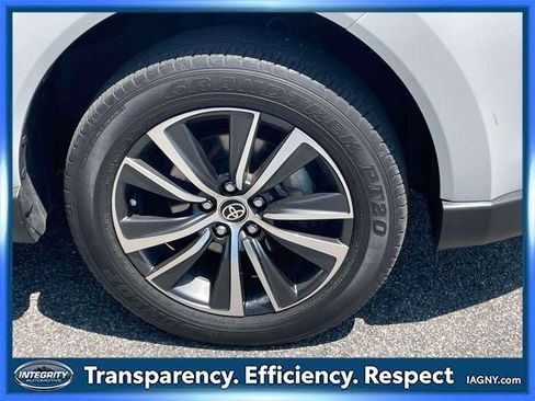 Used 2023 Toyota Venza LE AWD/4WD image 9