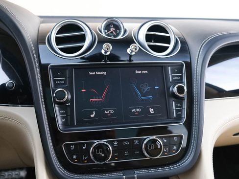 Used 2018 Bentley Bentayga image 43