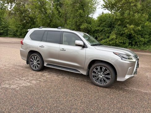 Used 2021 Lexus LX 570 4WD w/ Luxury Package image 16