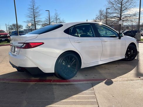 Used 2025 Toyota Camry SE image 6