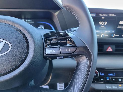 Used 2025 Hyundai Elantra Sport image 16