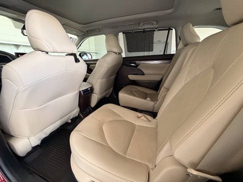 Used 2021 Toyota Highlander Platinum FWD image 19