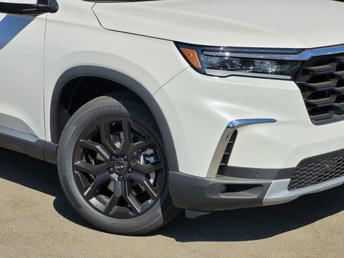 New 2025 Honda Pilot Touring image 3