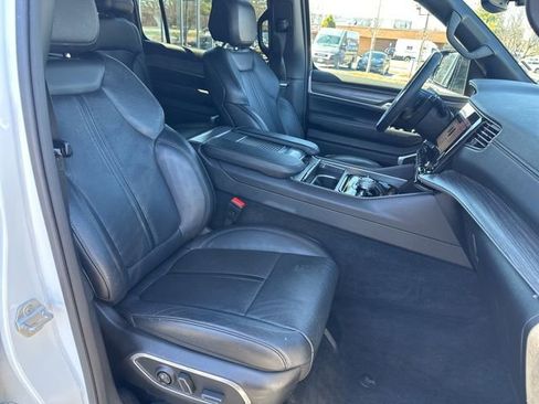 Certified 2024 Jeep Wagoneer Series III AWD/4WD image 12