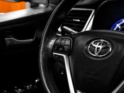 Used 2018 Toyota Highlander XLE FWD image 18