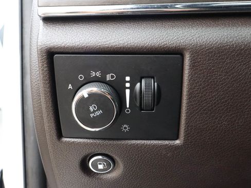 Used 2019 Jeep Grand Cherokee Overland AWD/4WD image 17