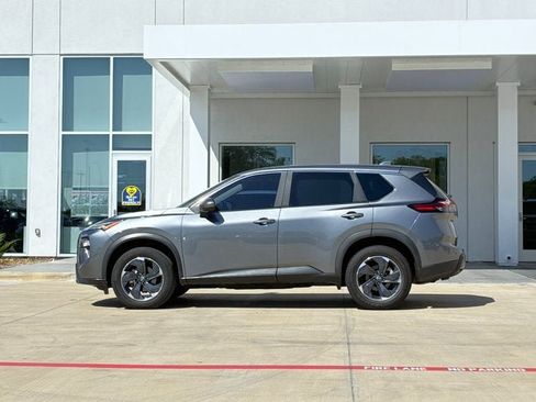 Used 2024 Nissan Rogue SV FWD image 3