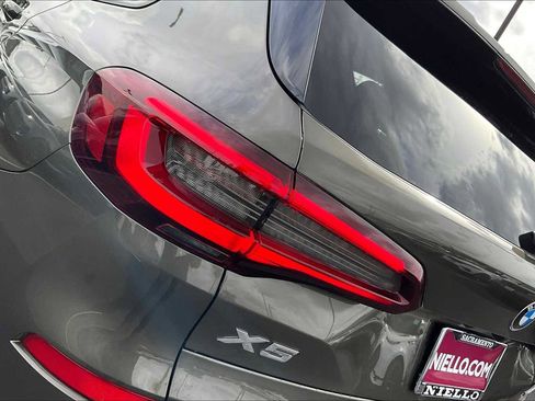 Used 2022 BMW X5 xDrive40i w/ M Sport Package image 32