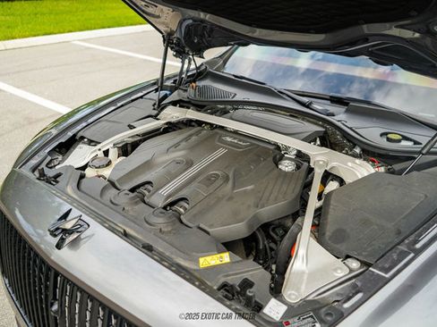 Used 2022 Bentley Flying Spur Plug-In Hybrid image 16