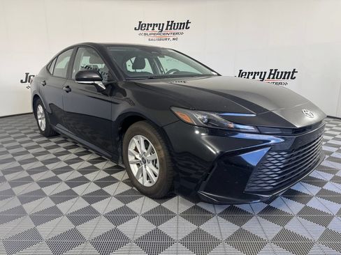 Used 2025 Toyota Camry LE FWD image 6