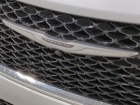 Used 2024 Chrysler Pacifica Limited image 12