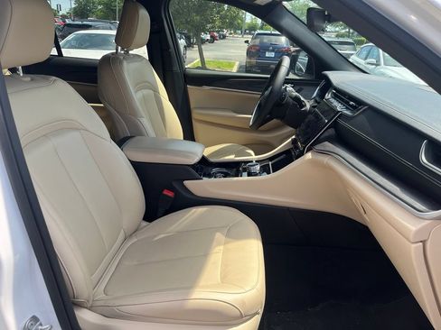 Used 2023 Jeep Grand Cherokee Limited AWD/4WD image 4