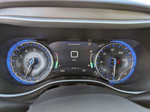 Used 2024 Chrysler Pacifica Touring-L FWD image 26