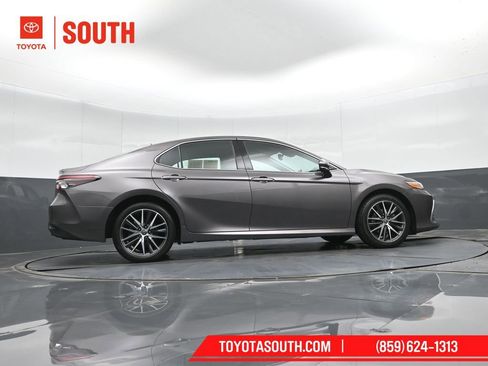 Used 2021 Toyota Camry XLE image 37