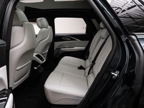 Used 2025 Cadillac Lyriq Luxury image 38