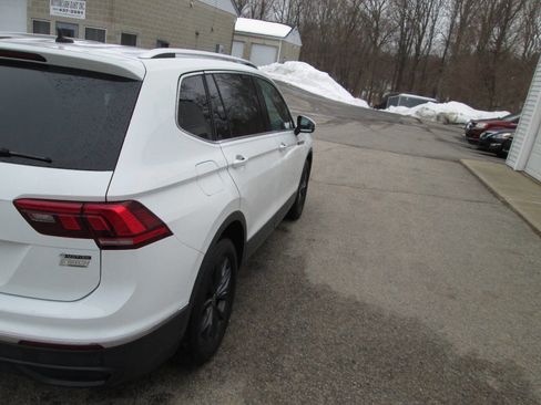 Used 2022 Volkswagen Tiguan SE w/ Panoramic Sunroof Package image 10