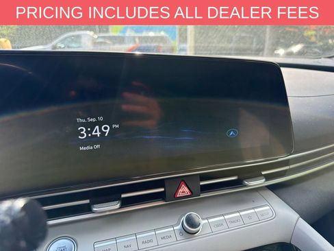 Used 2025 Hyundai Elantra Limited FWD image 11