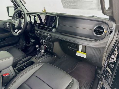 New 2026 Jeep Wrangler Unlimited Sahara AWD/4WD image 32