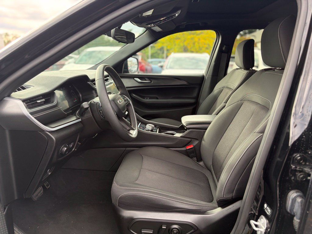 Used 2024 Jeep Grand Cherokee Laredo X AWD/4WD image 21