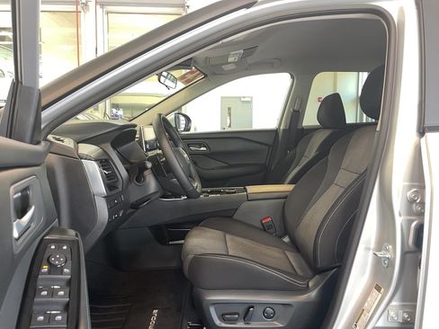 Used 2025 Nissan Rogue SV AWD/4WD image 6