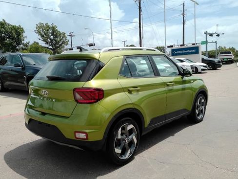 Used 2022 Hyundai Venue SEL FWD image 6
