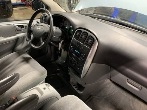 Used 2005 Chrysler Town & Country Touring image 21