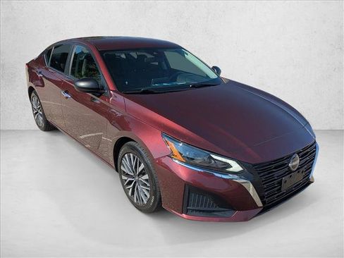 Used 2025 Nissan Altima 2.5 SV FWD image 3