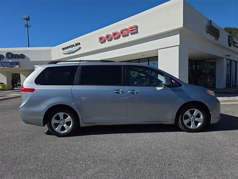 Used 2011 Toyota Sienna LE image 4