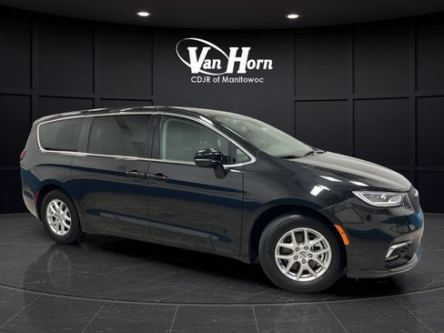 Used 2024 Chrysler Pacifica Touring-L FWD image 1