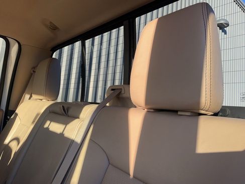 Used 2015 Ford F250 Lariat w/ Lariat Interior Package image 12