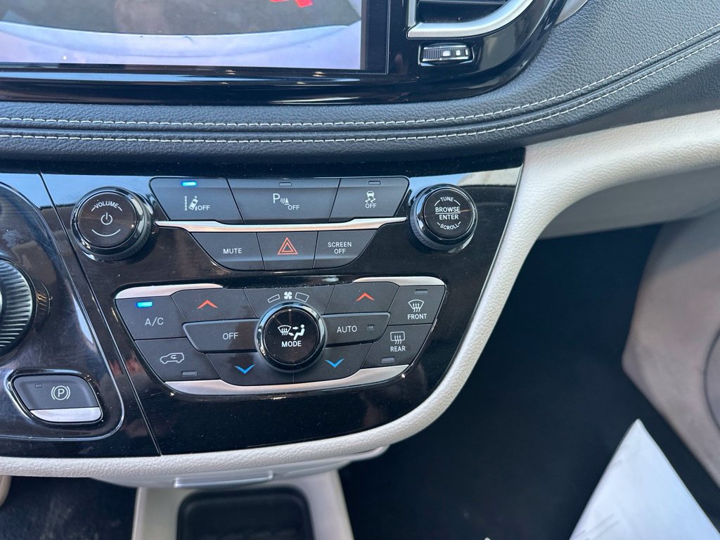 Used 2024 Chrysler Pacifica Limited FWD image 17