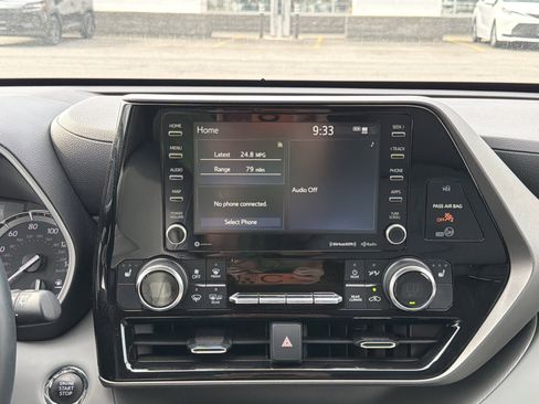 Used 2022 Toyota Highlander XLE AWD/4WD image 18