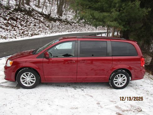 Used 2016 Dodge Grand Caravan SXT w/ UConnect Hands-Free Group image 3