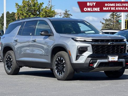 Used 2025 Chevrolet Traverse Z71 image 1
