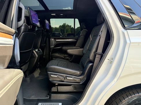 Used 2025 Cadillac Escalade Sport Platinum w/ LPO, ONYX Package AWD/4WD image 37