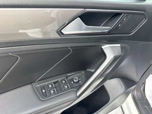 Used 2022 Volkswagen Tiguan SE image 12