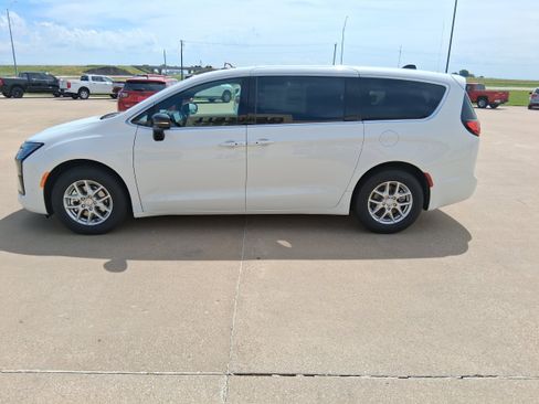 New 2027 Chrysler Pacifica Select FWD image 5