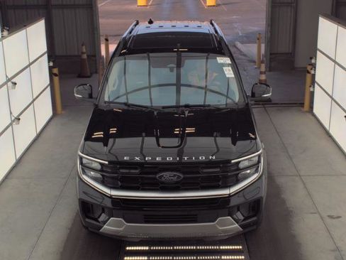 Used 2025 Ford Expedition Platinum image 17