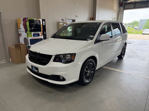 Used 2018 Dodge Grand Caravan SE FWD image 2