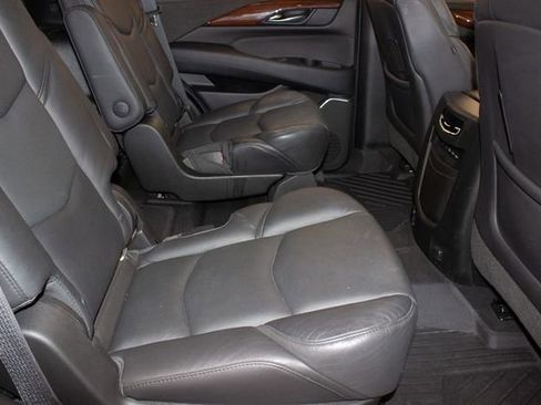 Used 2018 Cadillac Escalade Luxury image 12