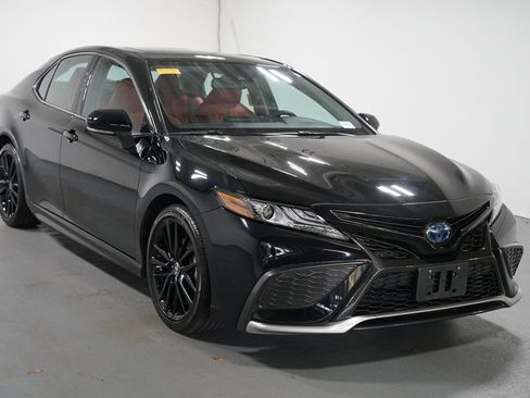Certified 2022 Toyota Camry XSE FWD image 3