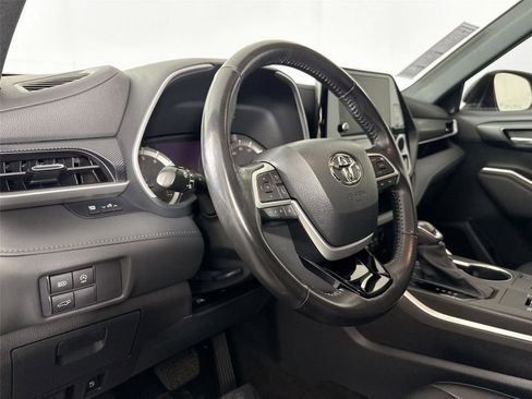 Used 2023 Toyota Highlander XSE FWD image 4