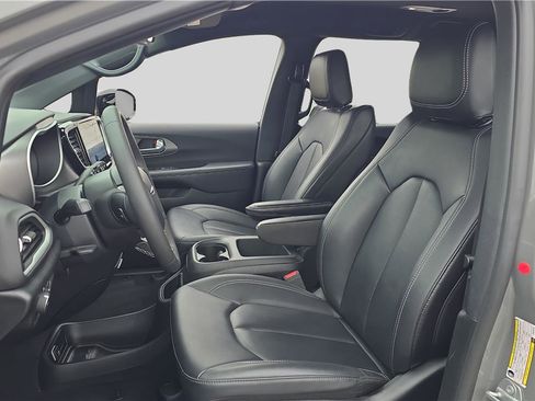 Used 2025 Chrysler Pacifica Select FWD image 11