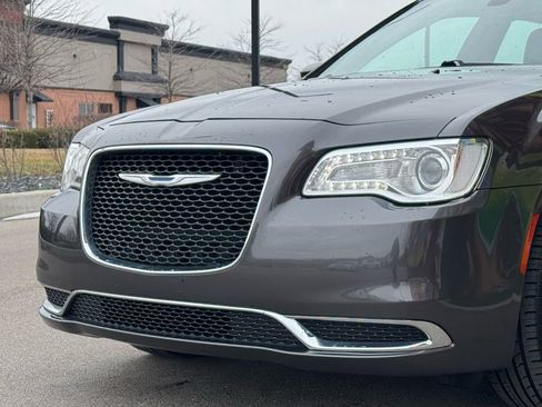 Used 2017 Chrysler 300 Limited image 5