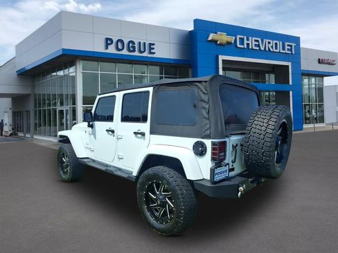 Used 2017 Jeep Wrangler Unlimited Sahara w/ Connectivity Group AWD/4WD image 3