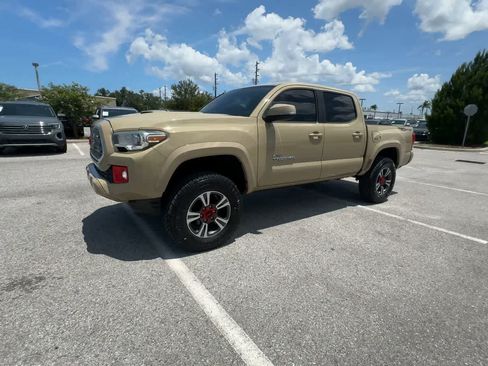 Used 2017 Toyota Tacoma TRD Sport w/ Premium & Technology Package RWD image 4